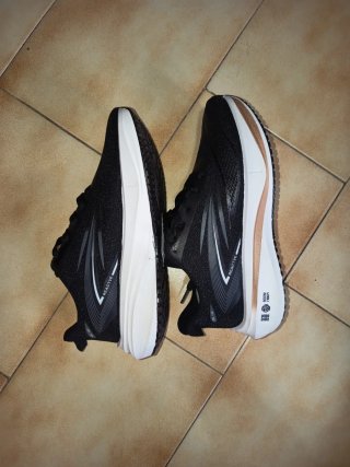 Zapatillas deportivas negras y blancas