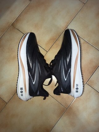 Zapatillas deportivas negras y blancas