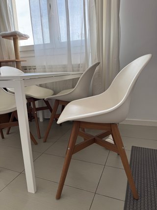 Mesa IKEA Grönsta y 4 Sillas Blancas