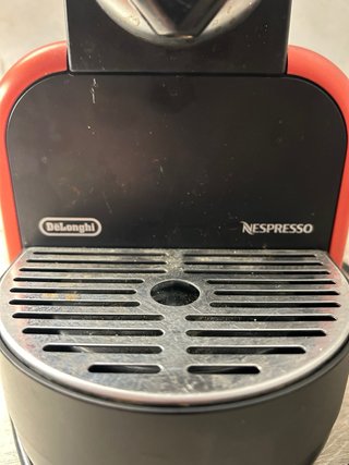 Cafetera DeLonghi Nespresso Roja y Negra