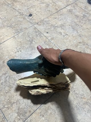Escultura de manos unidas
