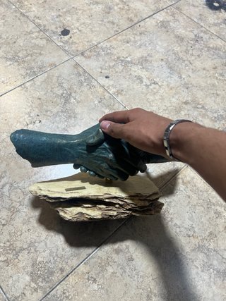 Escultura de manos unidas