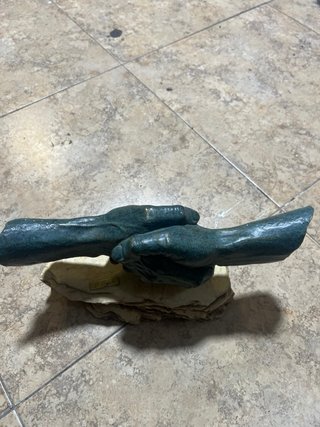 Escultura de manos unidas