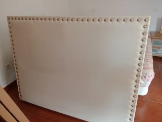 Cabecero 1.50 blanco Polipiel Tachuelas