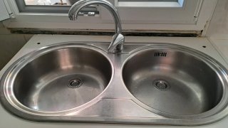 Fregadero doble inoxidable con grifo