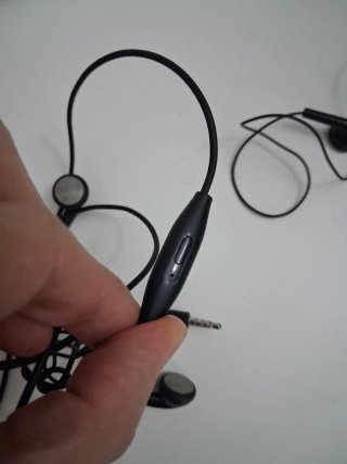 Auriculares negros con cable SONI y SAMSUNG