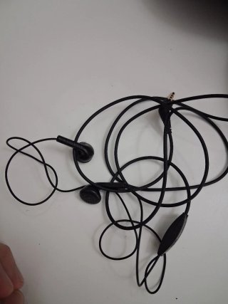 Auriculares negros con cable SONI y SAMSUNG