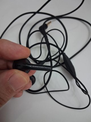 Auriculares negros con cable SONI y SAMSUNG