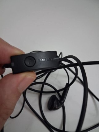 Auriculares negros con cable SONI y SAMSUNG