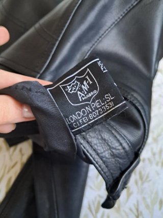 Pantalones de cuero negros.
