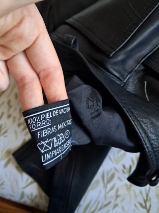 Pantalones de cuero negros.