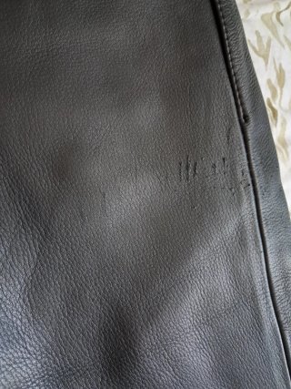 Pantalones de cuero negros.