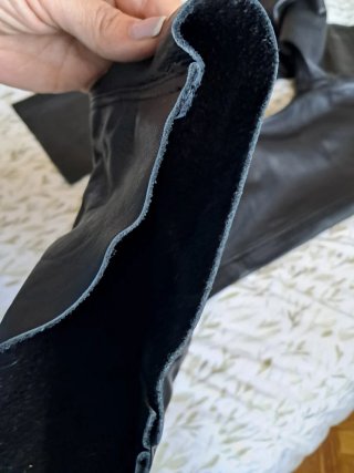 Pantalones de cuero negros.