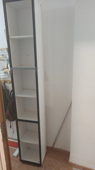 Estantería alta blanca y negra