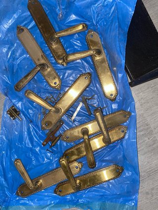 Manillas de puerta doradas
