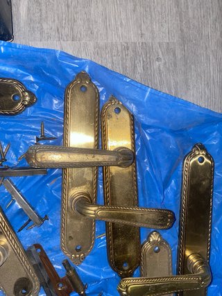 Manillas de puerta doradas