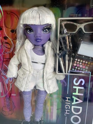 Muñeca Rainbow High Shadow High Dia Mante