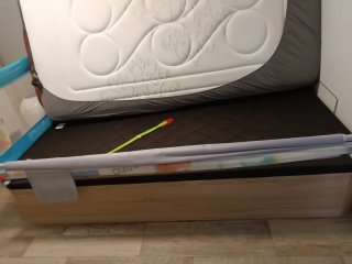 Colchón y canapé de tela y madera