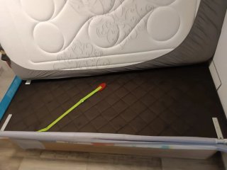 Colchón y canapé de tela y madera