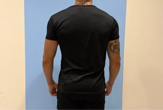 Camiseta deportiva negra con detalle multicolor