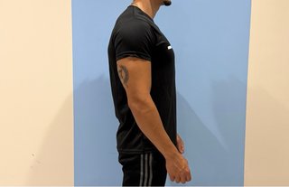 Camiseta deportiva negra con detalle multicolor