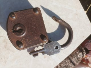 Candado antiguo con llave
