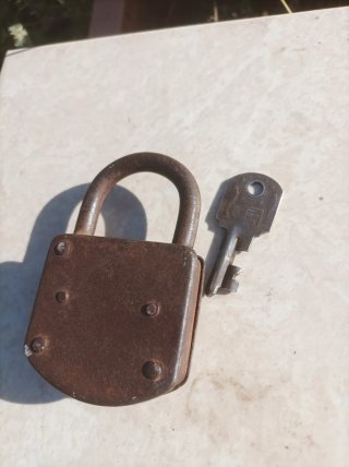 Candado antiguo con llave