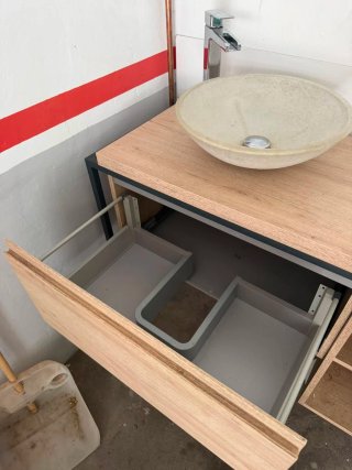 Mueble de baño con lavabo y estantería