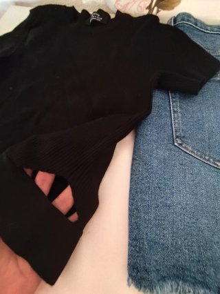 Falda vaquera y camiseta negra