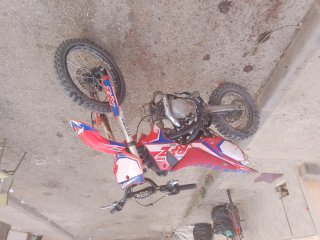 Moto Enduro/Motocross Roja y Blanca