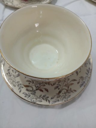 Set di tazze e piatti a tema floreale. 100 anni...