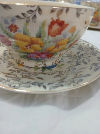 Set di tazze e piatti a tema floreale. 100 anni...