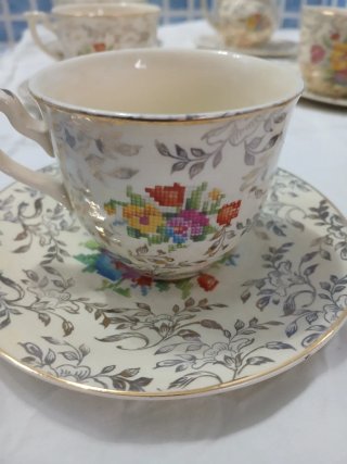 Set di tazze e piatti a tema floreale. 100 anni...