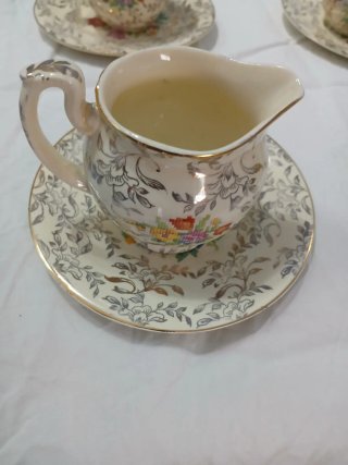 Set di tazze e piatti a tema floreale. 100 anni...