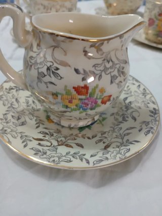 Set di tazze e piatti a tema floreale. 100 anni...
