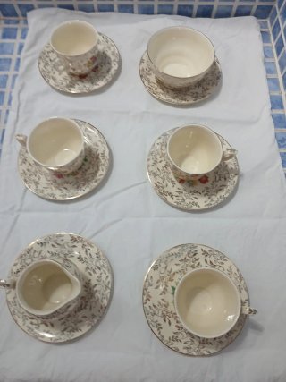 Set di tazze e piatti a tema floreale. 100 anni...