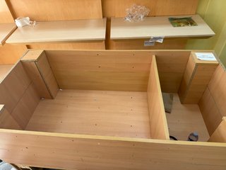 Mueble de madera beige y marrón