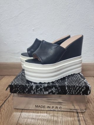 Zapatos de plataforma negros y blancos