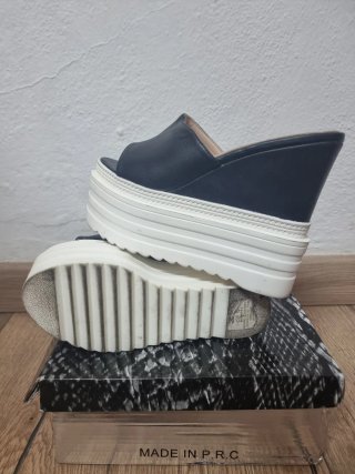 Zapatos de plataforma negros y blancos