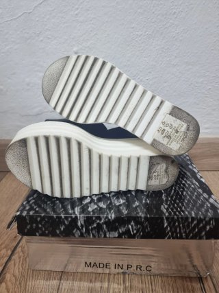 Zapatos de plataforma negros y blancos