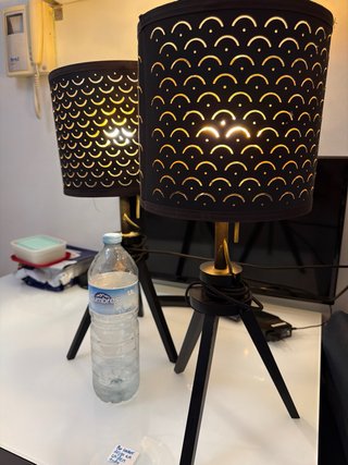Lámparas de mesa negras con diseño calado