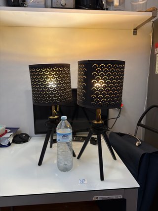 Lámparas de mesa negras con diseño calado