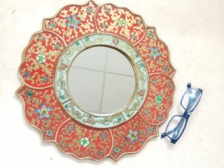 Espejo decorativo dorado y rojo