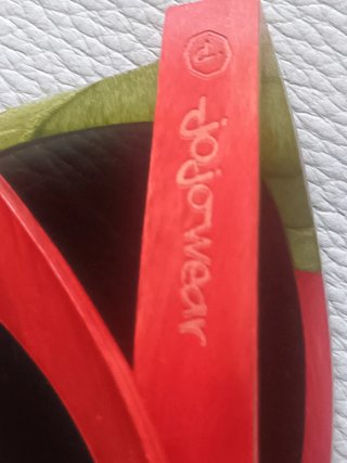 Gafas de sol rojas y verdes de madera