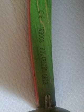 Gafas de sol rojas y verdes de madera