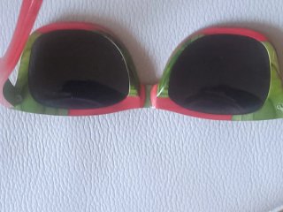 Gafas de sol rojas y verdes de madera