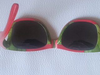 Gafas de sol rojas y verdes de madera