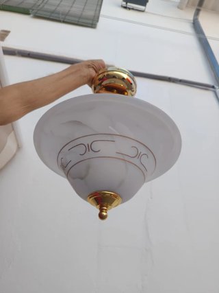 Lámpara de techo elegante dorada y blanca
