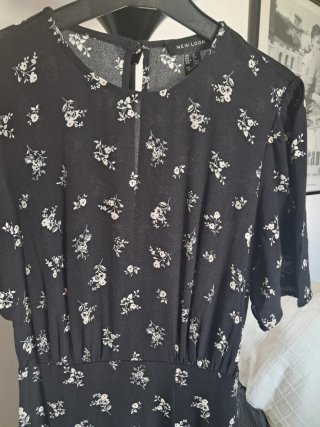 Vestido New Look floral negro talla XS