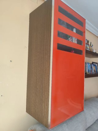 Vitrina y baldas salón madera y cristal